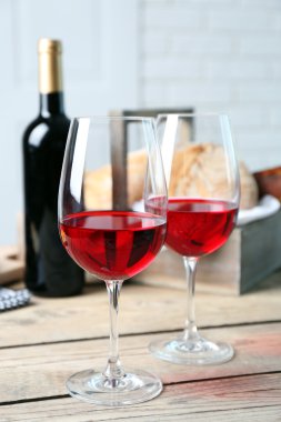 Natürmort, şarap, üzüm, peynir ve ekmek ışık arka plan üzerinde