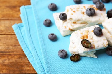 Peçete üzerinde bir yaban mersini ve fındık ile tatlı nuga yakın çekim