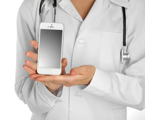 Médecin avec stéthoscope et téléphone intelligent, isolé sur blanc — Photo