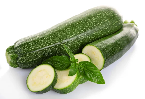 Zucchine fresche con basilico isolato su bianco — Foto Stock