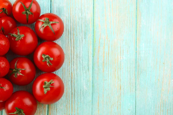 Tomates frescos sobre fundo de madeira — Fotografia de Stock