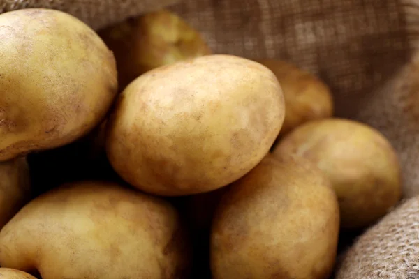 Jeunes pommes de terre sur sac gros plan — Photo