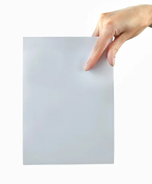 Женщина держит пустую бумагу, изолированную на белом — стоковое фото