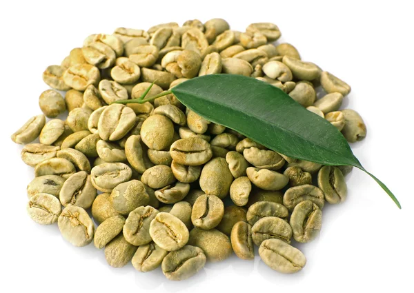 Tas de grains de café vert avec feuille isolée sur blanc — Photo