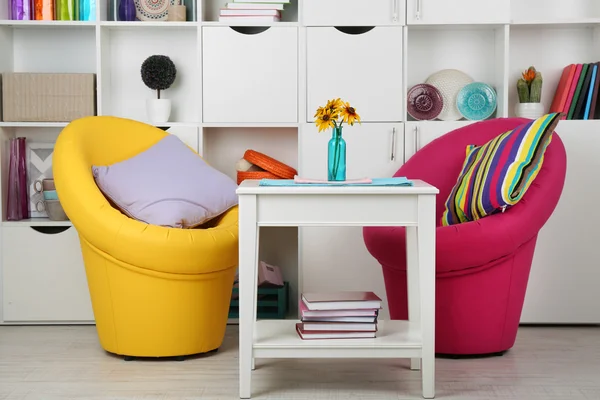 Salon blanc avec fauteuils et bibliothèque — Photo