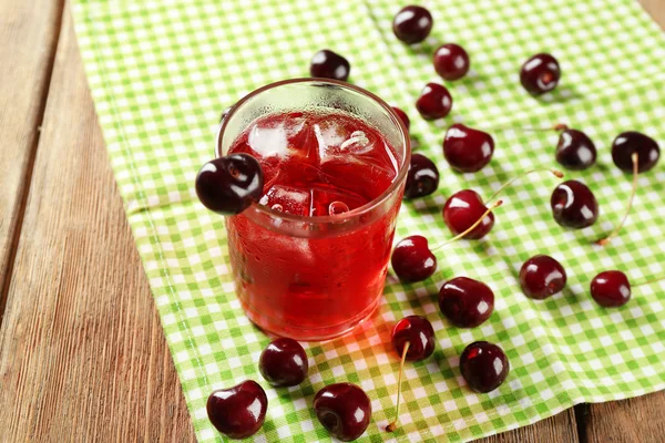 Glas Kirschsaft auf Holztisch, Nahaufnahme — Stockfoto