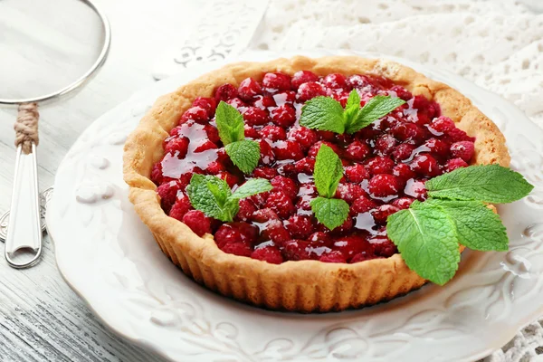 Tarta con frambuesas, sobre fondo de madera — Foto de Stock