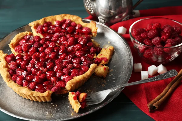 Stuk voor tart met frambozen op dienblad, close-up — Stockfoto