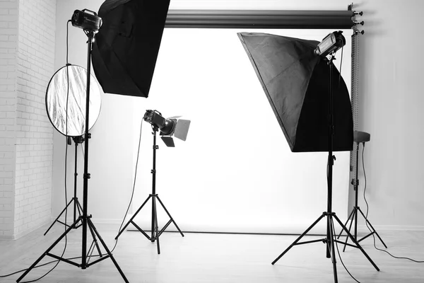 Lege fotostudio met verlichtingsapparatuur — Stockfoto