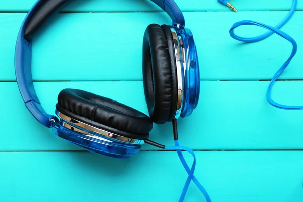 Auriculares sobre fondo de madera — Foto de Stock