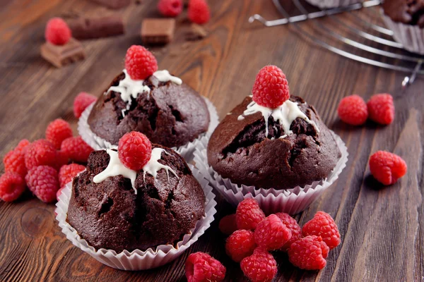 Leckere Cupcakes mit Beeren auf dem Tisch aus nächster Nähe — Stockfoto