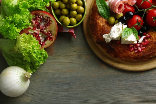 Ingredientes de la cocina mediterránea, sobre fondo de madera — Foto de Stock