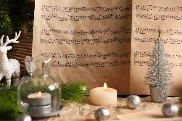 Музыкальные ноты с рождественскими украшениями крупным планом — стоковое фото