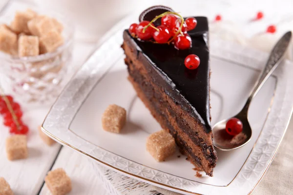 Smakelijke chocolate cake met bessen op tafel close-up — Stockfoto