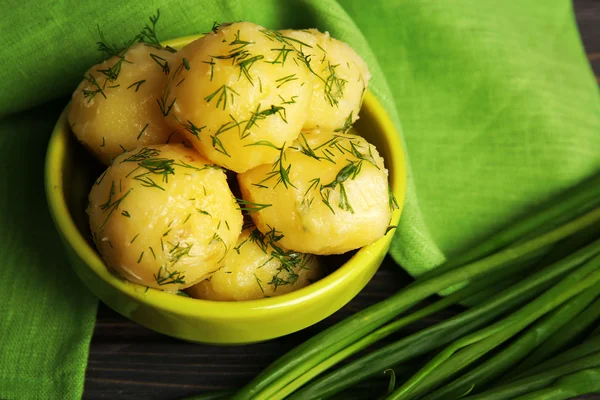 Las patatas cocidas con la verdura en la escudilla a la mesa se acercan —  Fotos de Stock