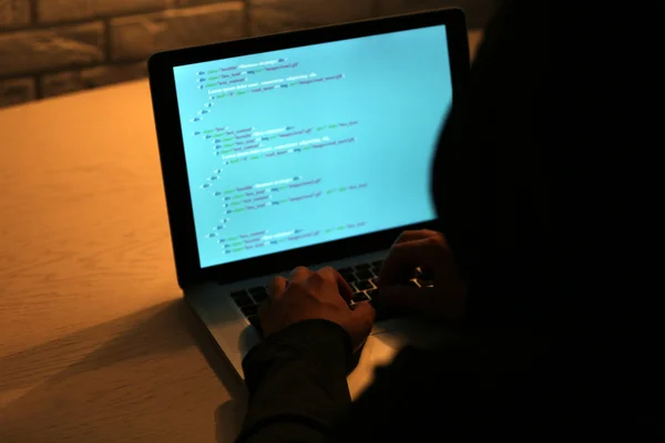 ノートパソコンを持ったハッカー — ストック写真