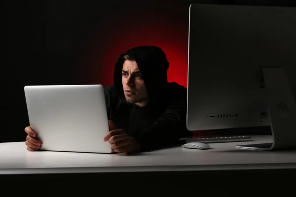 Анонімний хакер з комп'ютером — стокове фото