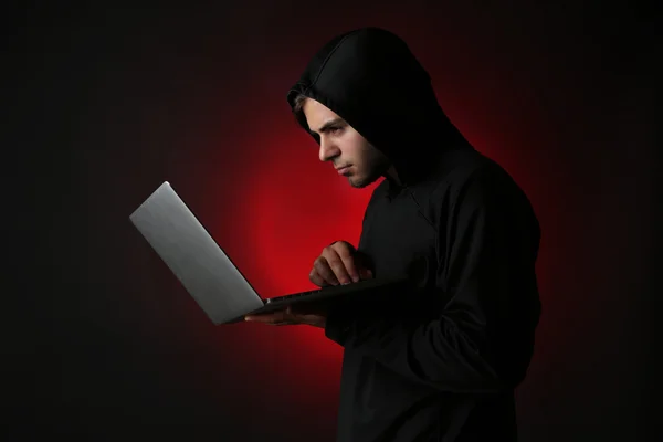 Ανώνυμος χάκερ με υπολογιστή — Φωτογραφία Αρχείου