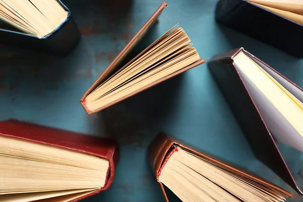 Corazón de los libros, sobre fondo de madera — Foto de Stock