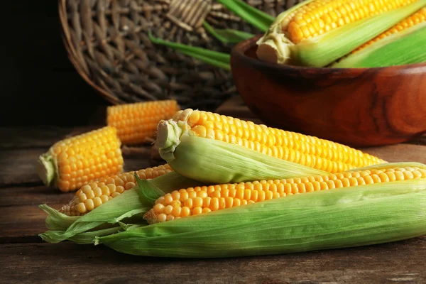 Fresh corn on cobs on wooden table, closeup — Stock Photo, Image