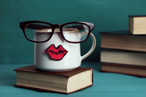 Libros de época y copa con labios — Foto de Stock