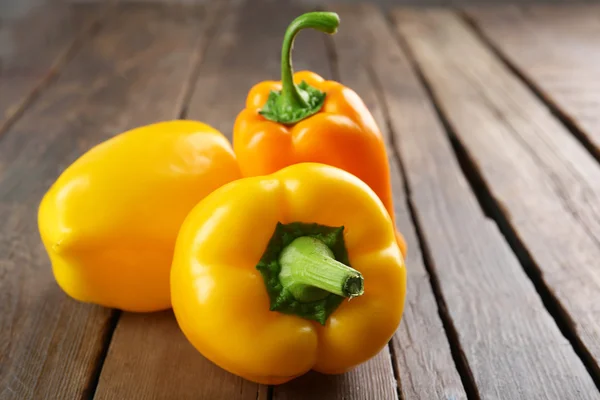 Pimentos amarelos na mesa de madeira rústica, close-up — Fotografia de Stock