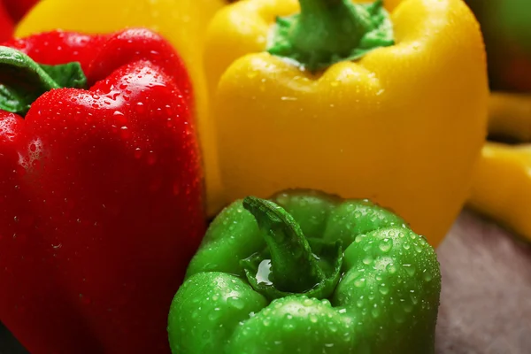 Grupo de pimentas coloridas molhadas, close-up — Fotografia de Stock