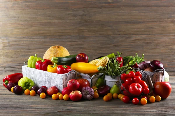 Tas de fruits et légumes frais sur fond de bois — Photo