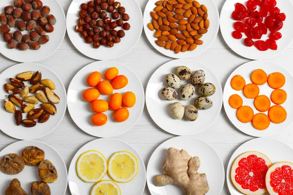 Ahşap masa, tatlı turuncu ürünlerde kümesi — Stok fotoğraf