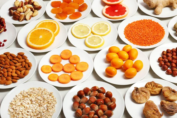 Conjunto de produtos laranja na mesa de madeira, close-up — Fotografia de Stock