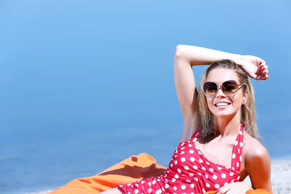Giovane ragazza godendo prendere il sole sulla spiaggia — Foto Stock