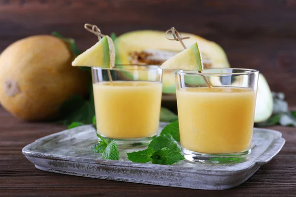 Bicchieri di cocktail di melone su sfondo di legno — Foto Stock