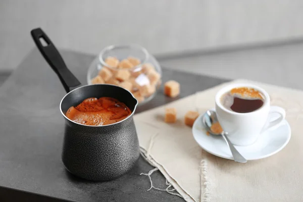 Turco di caffè aromatizzato sul tavolo con tovagliolo, primo piano — Foto Stock