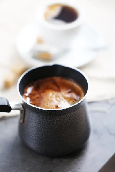 Turc de cafea aromată pe masă cu șervețel, closeup — Fotografie, imagine de stoc