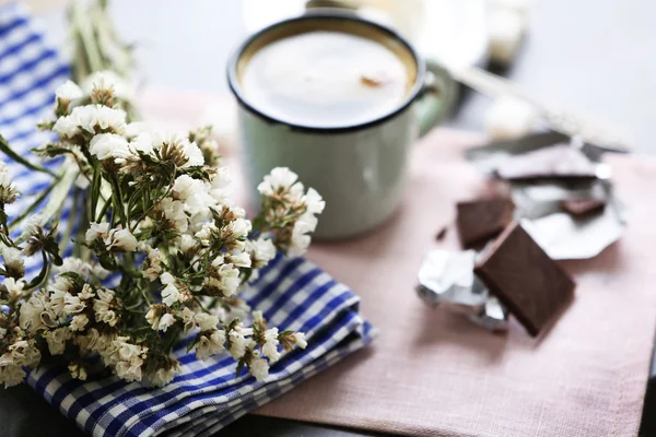 Copa de café con sabor con chocolate en la mesa con servilleta, primer plano — Foto de Stock