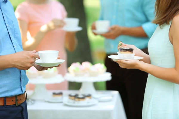 Coffee and lunch break in office garden — Stock Photo, Image