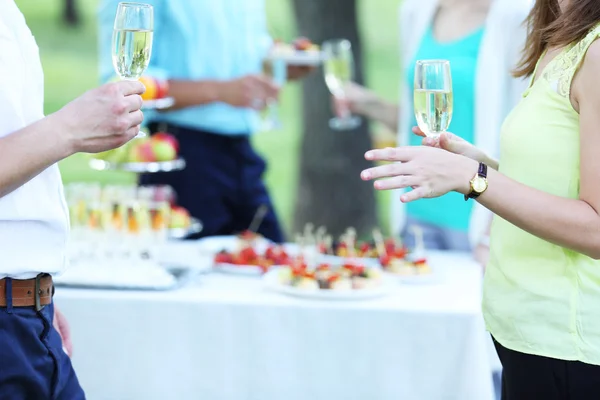 Os hóspedes bebem champanhe na cerimônia de casamento — Fotografia de Stock