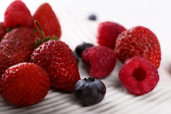 Tasty ripe berries on plate close up — Stock Photo, Image