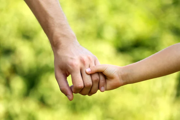 Father and daughter hands outdoors — Stock Photo, Image