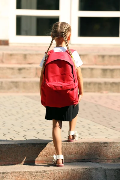 Kleines Mädchen Kommt Ersten Tag Die Schule — Stockfoto