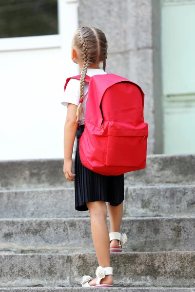 Mała Dziewczynka Wprowadzanie Jej Pierwszy Dzień Szkoły — Zdjęcie stockowe