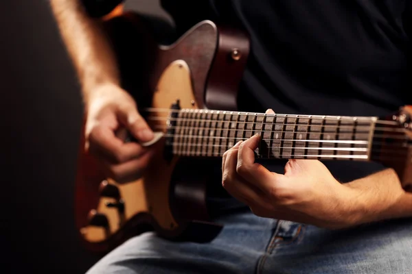 Músico tocando la guitarra —  Fotos de Stock