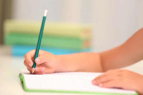 Meisje op de werkplek in de klas — Stockfoto