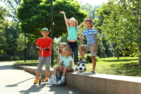 Niños activos felices en el parque —  Fotos de Stock