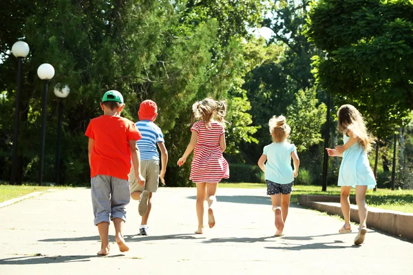 행복 한 활성 어린이 공원에서 실행 — 스톡 사진