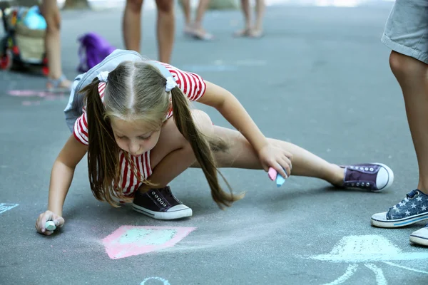 Lindo Dibujo Niña Pequeña Con Tiza Sobre Asfalto — Foto de Stock