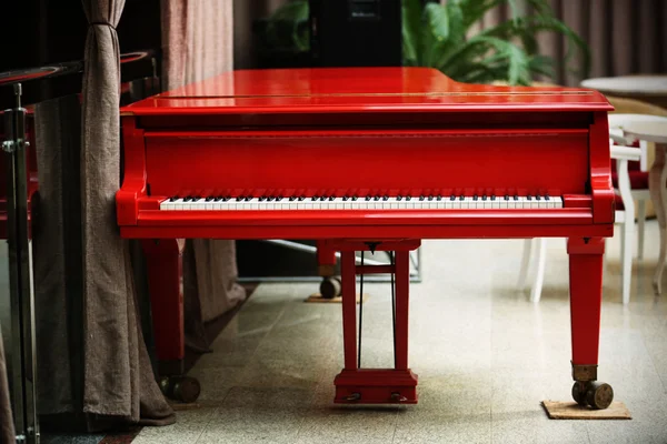 실내 아름 다운 붉은 그랜드 피아노 — 스톡 사진