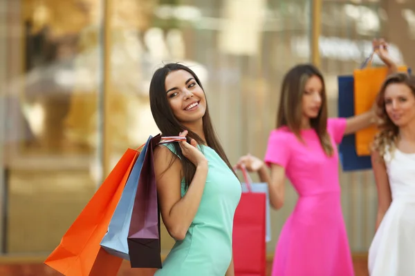 Donne con borse della spesa — Foto Stock