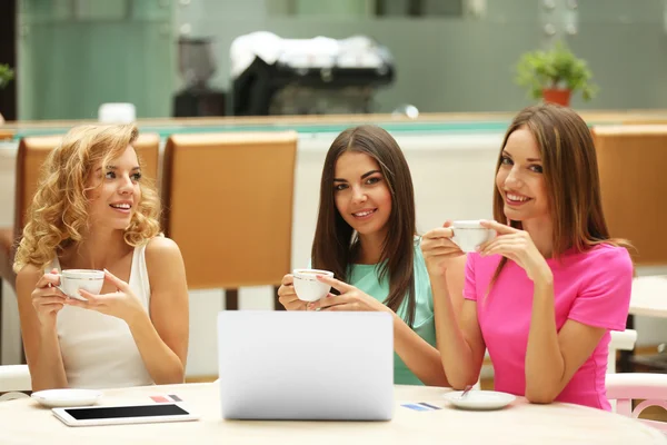 Frauen mit Laptop im Café — Stockfoto