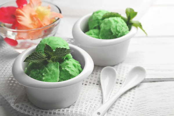 Glace à la menthe maison sur fond bois clair — Photo